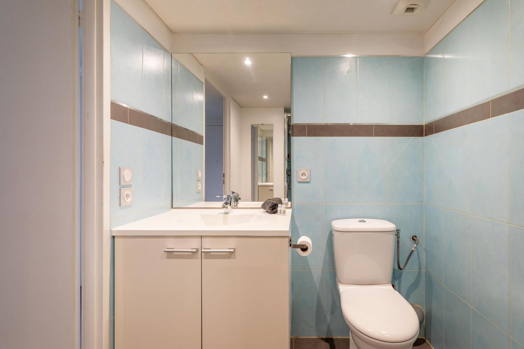 Appartement Le Printemps, Centre Juan Les Pins , 100m Des Plages, 70m De La Gare De Juan Les Pins *
